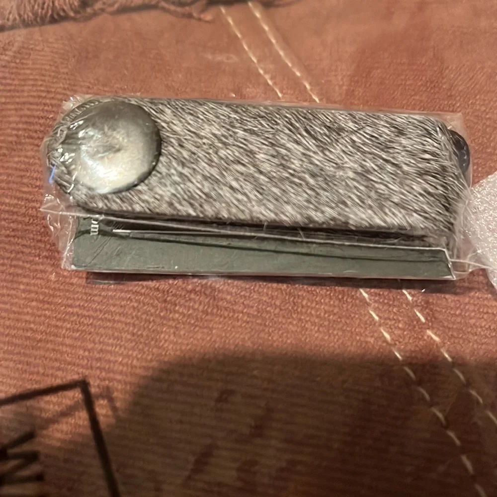 Myra earphone/small cord organizer, hairon